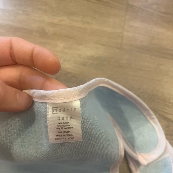 🌟5 for $20🌟 NWOT 2 Bibs and a Burp Cloth - Picture 4 of 6